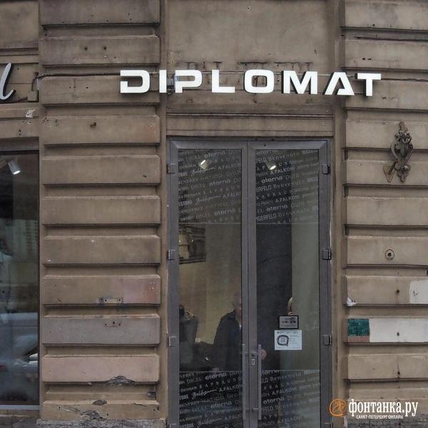 Иностранные вывески запретили, но они никуда не делись. &laquo;Фонтанка&raquo; выяснила почему