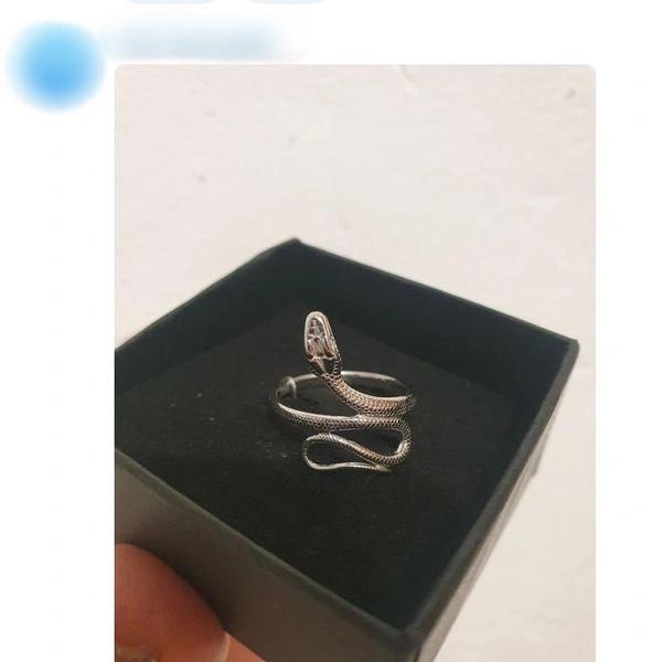 Букет с вантузом. Женщины показали подарки на 8 Марта в соцсетях