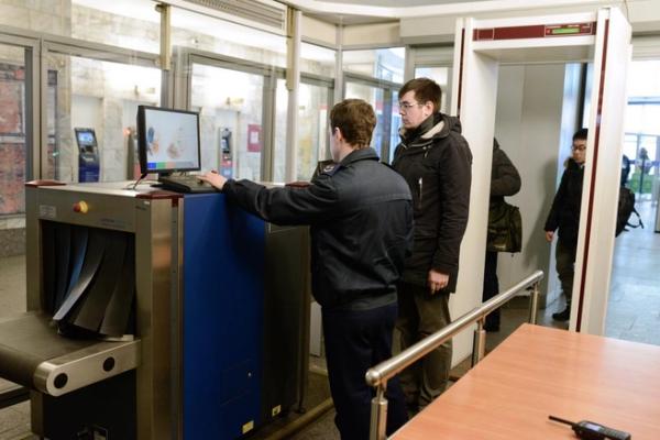 Села батарейка. Почему петербуржцев не впускают в метро с разряженной электроникой