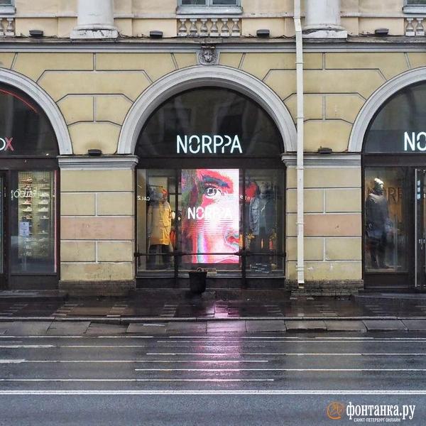 Иностранные вывески запретили, но они никуда не делись. &laquo;Фонтанка&raquo; выяснила почему