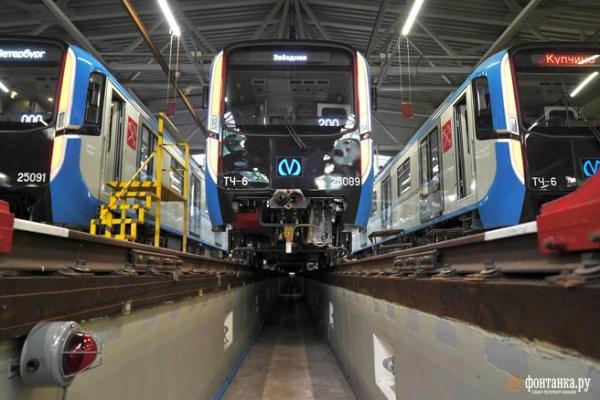 Вагон с сюрпризом. На синюю линию метро Петербурга вывели &laquo;Балтийцев-2&raquo;