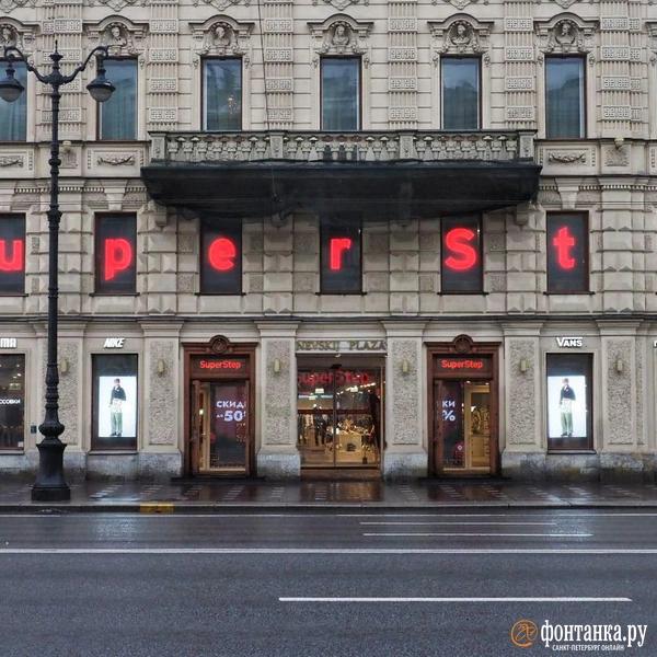 Иностранные вывески запретили, но они никуда не делись. &laquo;Фонтанка&raquo; выяснила почему