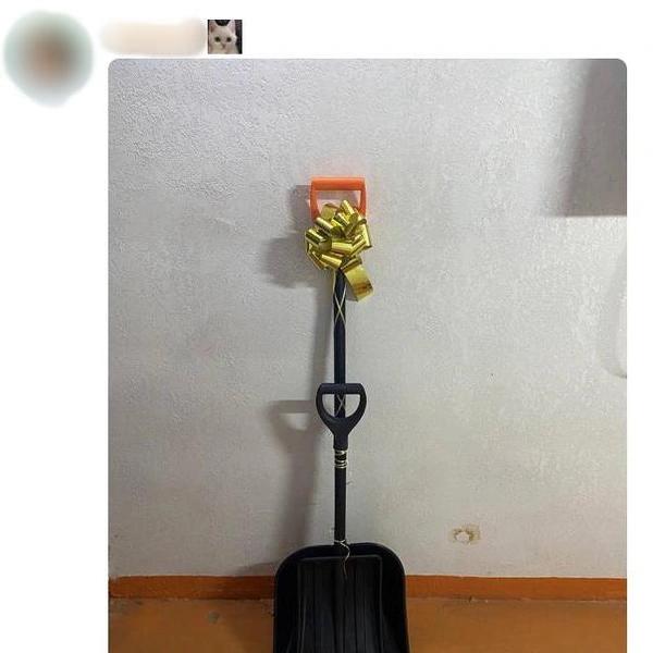 Букет с вантузом. Женщины показали подарки на 8 Марта в соцсетях