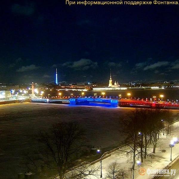 К Дню защитника Отечества &laquo;Аврору&raquo; украсили флагами, а Дворцовый мост озарил триколор