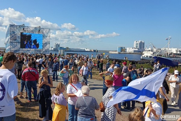 Шойгу слева, а Кронштадт не для всех. Как прошел главный военно-морской парад в Петербурге