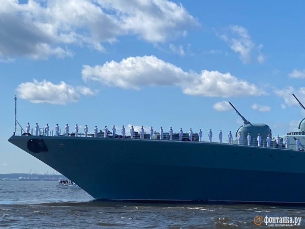 Шойгу слева, а Кронштадт не для всех. Как прошел главный военно-морской парад в Петербурге