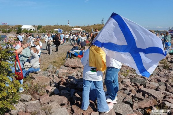 Шойгу слева, а Кронштадт не для всех. Как прошел главный военно-морской парад в Петербурге