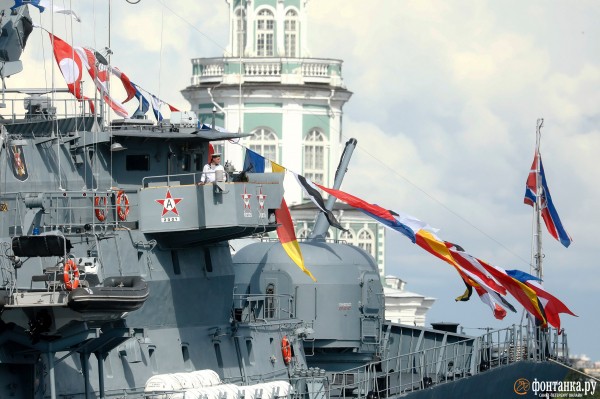 Две кинозвезды и ноль &laquo;вау-эффекта&raquo;. Где, а главное &mdash; что смотреть на параде ВМФ