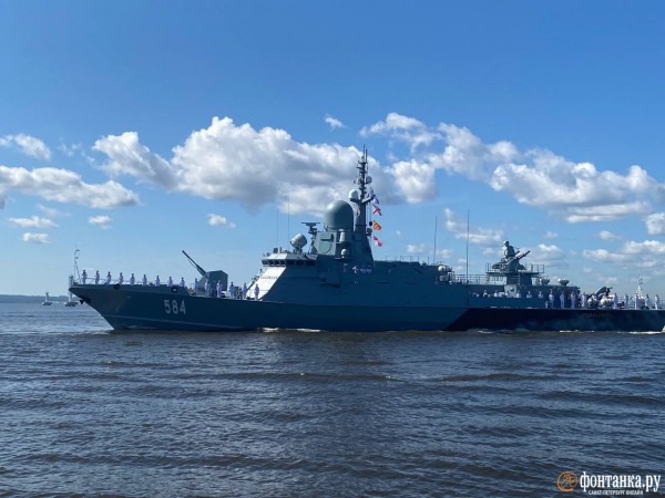 Шойгу слева, а Кронштадт не для всех. Как прошел главный военно-морской парад в Петербурге