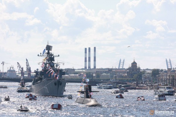 Шойгу слева, а Кронштадт не для всех. Как прошел главный военно-морской парад в Петербурге