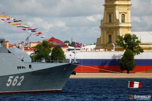 Две кинозвезды и ноль &laquo;вау-эффекта&raquo;. Где, а главное &mdash; что смотреть на параде ВМФ