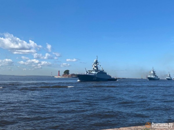 Шойгу слева, а Кронштадт не для всех. Как прошел главный военно-морской парад в Петербурге