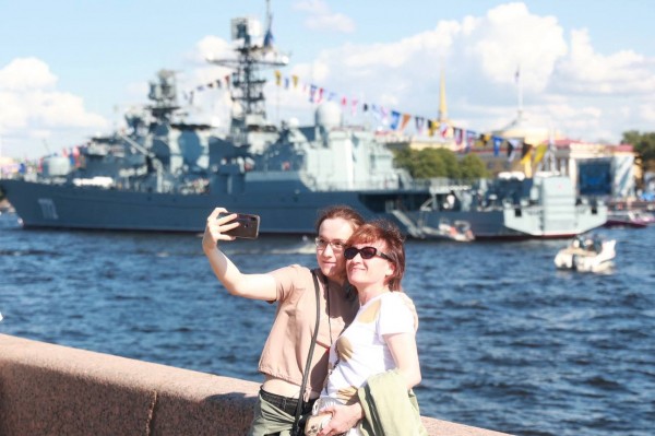 Шойгу слева, а Кронштадт не для всех. Как прошел главный военно-морской парад в Петербурге