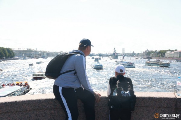 Шойгу слева, а Кронштадт не для всех. Как прошел главный военно-морской парад в Петербурге