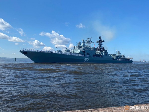 Шойгу слева, а Кронштадт не для всех. Как прошел главный военно-морской парад в Петербурге