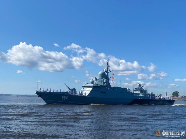 Шойгу слева, а Кронштадт не для всех. Как прошел главный военно-морской парад в Петербурге