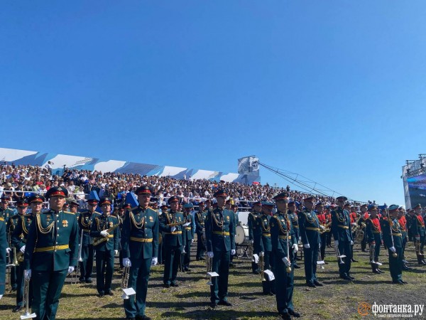 Шойгу слева, а Кронштадт не для всех. Как прошел главный военно-морской парад в Петербурге