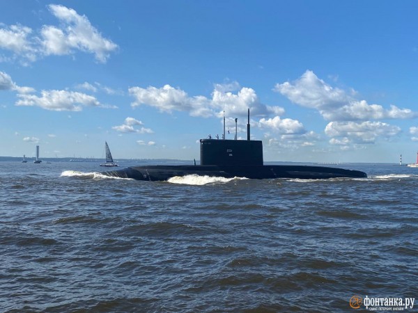 Шойгу слева, а Кронштадт не для всех. Как прошел главный военно-морской парад в Петербурге