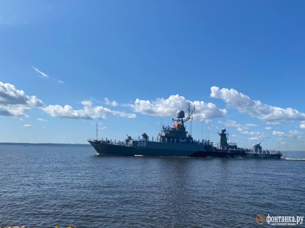 Шойгу слева, а Кронштадт не для всех. Как прошел главный военно-морской парад в Петербурге