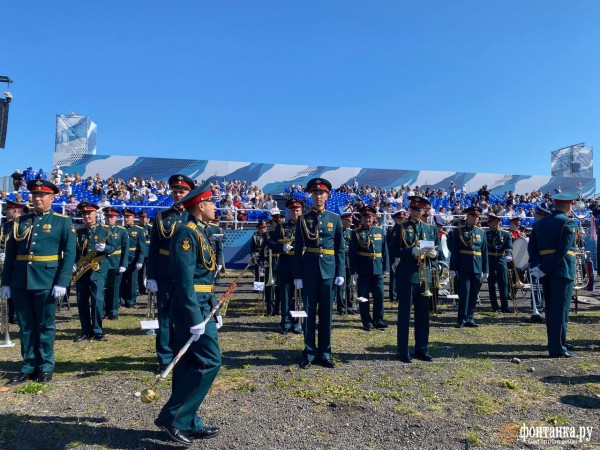Шойгу слева, а Кронштадт не для всех. Как прошел главный военно-морской парад в Петербурге