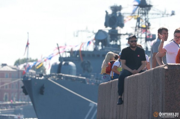 Шойгу слева, а Кронштадт не для всех. Как прошел главный военно-морской парад в Петербурге