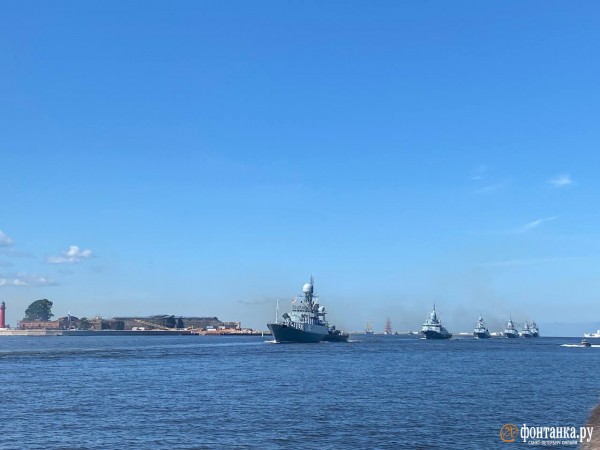Шойгу слева, а Кронштадт не для всех. Как прошел главный военно-морской парад в Петербурге