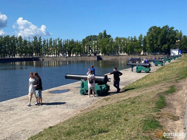 Шойгу слева, а Кронштадт не для всех. Как прошел главный военно-морской парад в Петербурге
