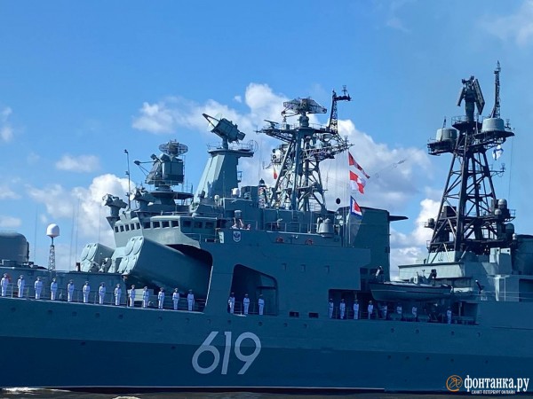 Шойгу слева, а Кронштадт не для всех. Как прошел главный военно-морской парад в Петербурге