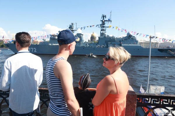 Шойгу слева, а Кронштадт не для всех. Как прошел главный военно-морской парад в Петербурге