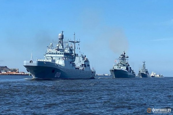 Шойгу слева, а Кронштадт не для всех. Как прошел главный военно-морской парад в Петербурге