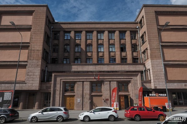 Инженеры вместо айтишников и концерты под открытым небом. Как за два года изменился ДК имени Кирова