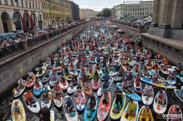 Грибы и зомби на сапах снова становятся людьми. Состоялся карнавальный заплыв &laquo;Фонтанка SUP-2023&raquo;