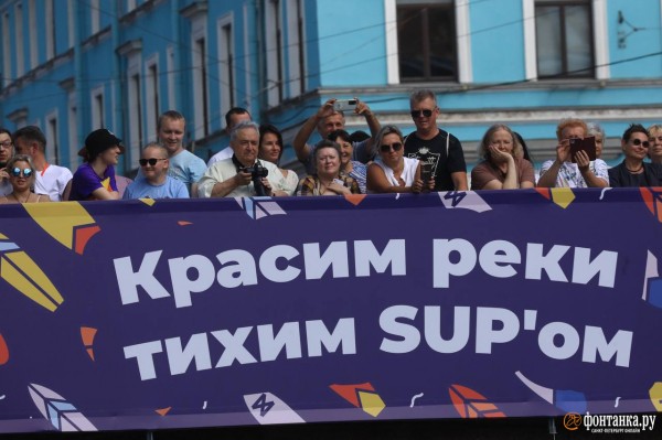 Грибы и зомби на сапах снова становятся людьми. Состоялся карнавальный заплыв &laquo;Фонтанка SUP-2023&raquo;