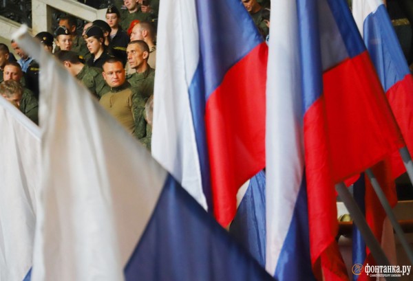 На Витебском вокзале проводили тех, кого ждет СВО. Родные плакали, а Беглов сказал, что натовское оружие против русского солдата бессильно