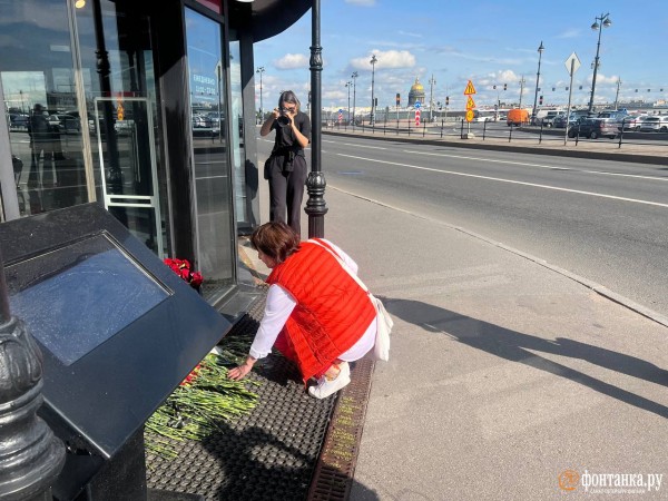Цветы, свечи и кувалда. Петербуржцы оплакивают Евгения Пригожина