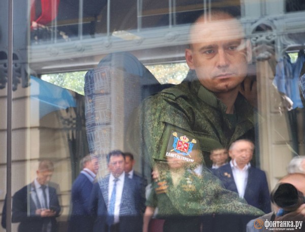 На Витебском вокзале проводили тех, кого ждет СВО. Родные плакали, а Беглов сказал, что натовское оружие против русского солдата бессильно