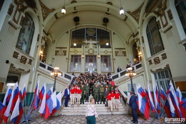 На Витебском вокзале проводили тех, кого ждет СВО. Родные плакали, а Беглов сказал, что натовское оружие против русского солдата бессильно