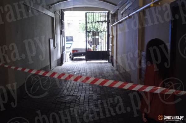 &laquo;Так сказала ФСБ&raquo;: зачем водитель ВАЗа в Петербурге поджег двери военкомата