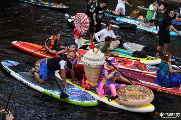 Грибы и зомби на сапах снова становятся людьми. Состоялся карнавальный заплыв &laquo;Фонтанка SUP-2023&raquo;