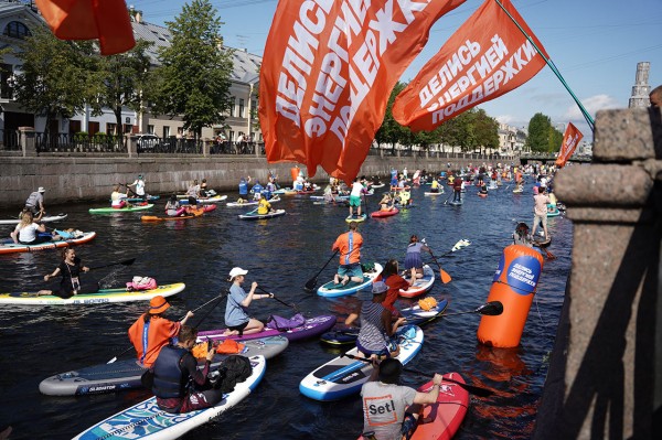 Грибы и зомби на сапах снова становятся людьми. Состоялся карнавальный заплыв &laquo;Фонтанка SUP-2023&raquo;