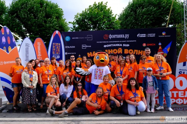 Грибы и зомби на сапах снова становятся людьми. Состоялся карнавальный заплыв &laquo;Фонтанка SUP-2023&raquo;