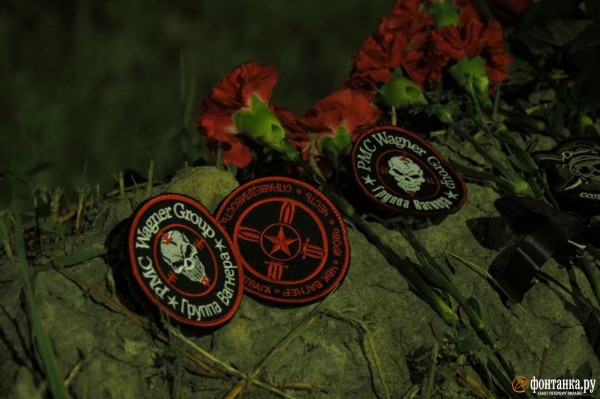 Цветы, свечи и кувалда. Петербуржцы оплакивают Евгения Пригожина