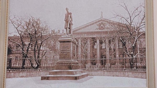 Памятник принцу Ольденбургскому вернулся к Мариинской больнице