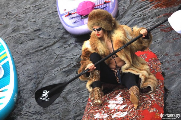 Грибы и зомби на сапах снова становятся людьми. Состоялся карнавальный заплыв &laquo;Фонтанка SUP-2023&raquo;