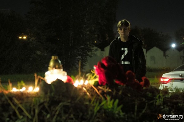 Цветы, свечи и кувалда. Петербуржцы оплакивают Евгения Пригожина