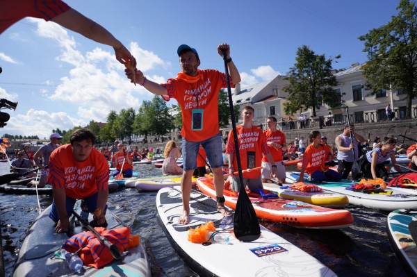 Грибы и зомби на сапах снова становятся людьми. Состоялся карнавальный заплыв &laquo;Фонтанка SUP-2023&raquo;