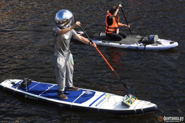 Грибы и зомби на сапах снова становятся людьми. Состоялся карнавальный заплыв &laquo;Фонтанка SUP-2023&raquo;