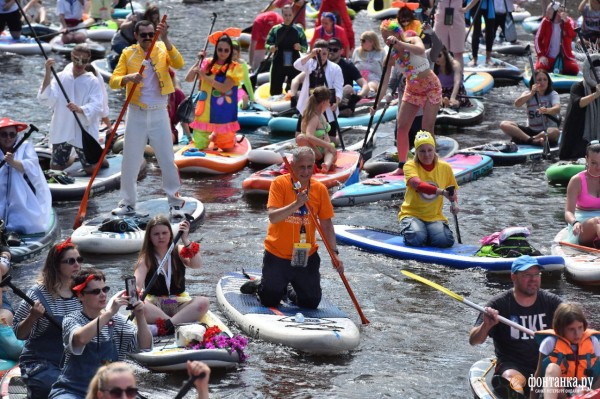 Грибы и зомби на сапах снова становятся людьми. Состоялся карнавальный заплыв &laquo;Фонтанка SUP-2023&raquo;