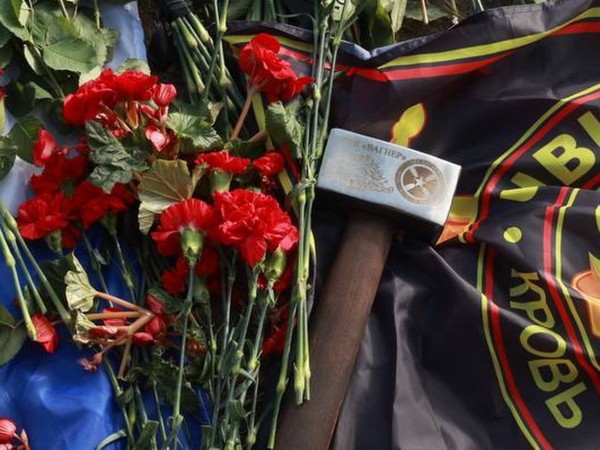 Цветы, свечи и кувалда. Петербуржцы оплакивают Евгения Пригожина