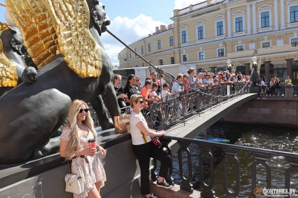 Грибы и зомби на сапах снова становятся людьми. Состоялся карнавальный заплыв &laquo;Фонтанка SUP-2023&raquo;